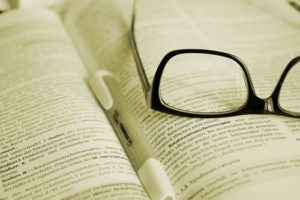 Brille auf Buch mit Textmarker (Foto: pixabay/Hans)