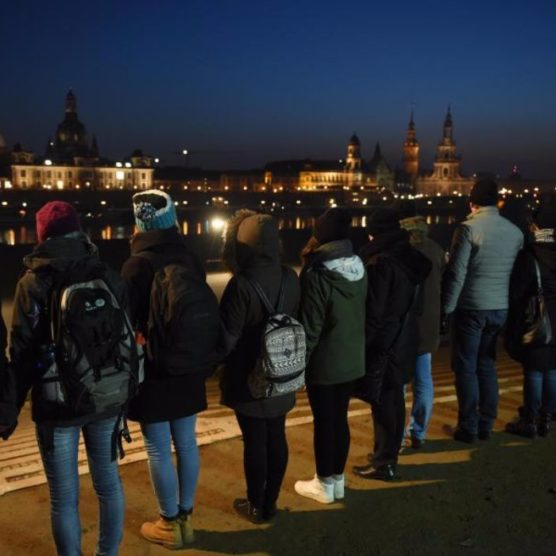 Menschenkette verbindet Dresden