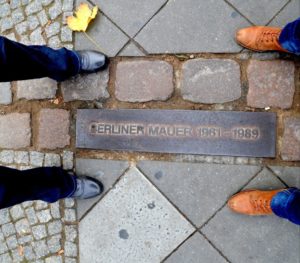 Abriss der Berliner Mauer und lebendiges Gedenken